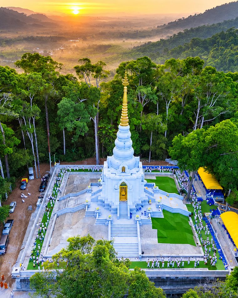 พระบรมธาตุเจดีย์และธรรมชาติร่มรื่น